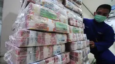 Petugas merapikan uang di Kantor Kas Bank Mandiri, Jakarta, Senin (4/1/2016). Nasib rupiah di tahun 2016 sulit menguat di tengah tingginya permintaan dollar. (Liputan6.com/Angga Yuniar)