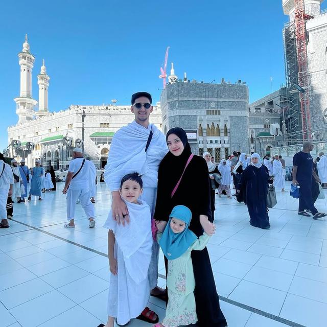 Potret 6 Keluarga Artis Umroh di Akhir 2024, Maudy Koesnaedi Kembali Usai 20 Tahun