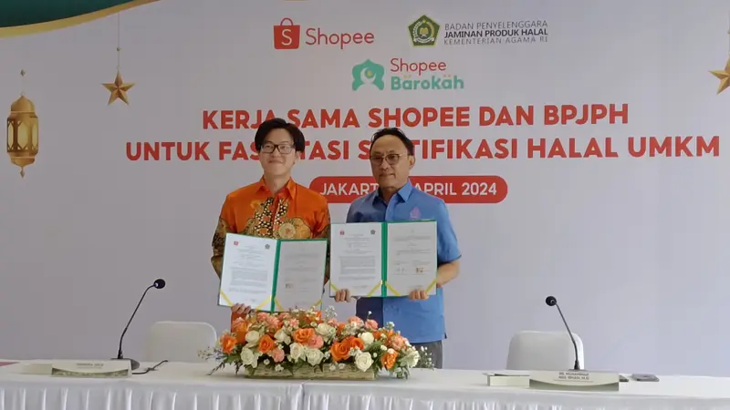 Direktur Eksekutif Shopee Indonesia Handhika Jahja bersama Kepala BPJPH Muhammad Aqil Irham dalam konferensi pers Wajib Halal Oktober 2024, Jakarta, Rabu (3/4/2024). (Ayu/Merdeka.com) 