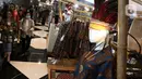 Pengunjung melihat produk lokal saat Festival UMKM di JIExpo Kemayoran, Jakarta, Sabtu (19/8/2023). (Liputan6.com/Angga Yuniar)