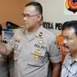 Kapolsek Sumur Bandung Komisaris Ari Purwantoro menunjukkan barang bukti yang diamankan dari pelaku penusukan siswi SMK di Bandung. (Liputan6.com/Huyogo Simbolon)