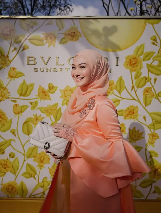 <p>Semarak musim panas bisa juga ditampilkan dengan nuansa oranye. Warna ini sempurna untuk mengoptimalkan gaya musim panas yang penuh semangat. (Foto: Indahnadapuspita/ Instagram)</p>