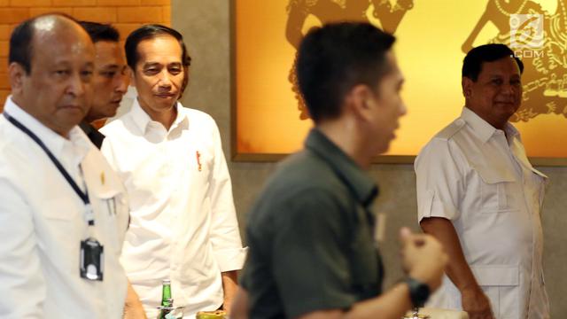 Penuh Tawa, Jokowi-Prabowo Makan Sate Bersama