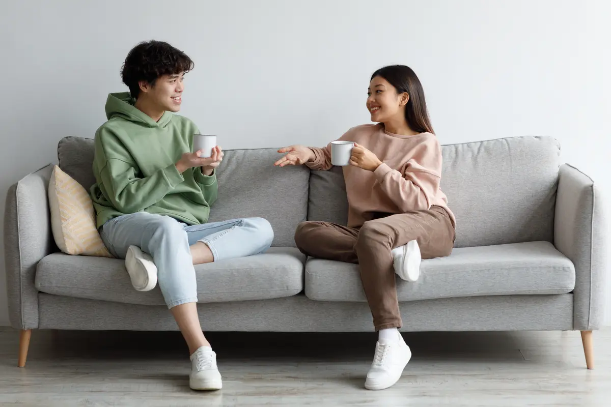 perempuan dan pasangan di sofa