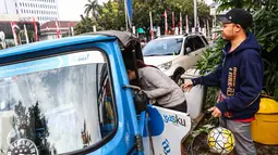 Penumpang sedang naik menggunakan bajaj di MRU PGN Station IRTI Monas, Jakarta, Minggu (14/08). Perusahaan Gas Negara mengkampanyekan pemanfaatan gas bumi yang aman, efisien dan ramah lingkungan. (Liputan6.com/Fery Pradolo).