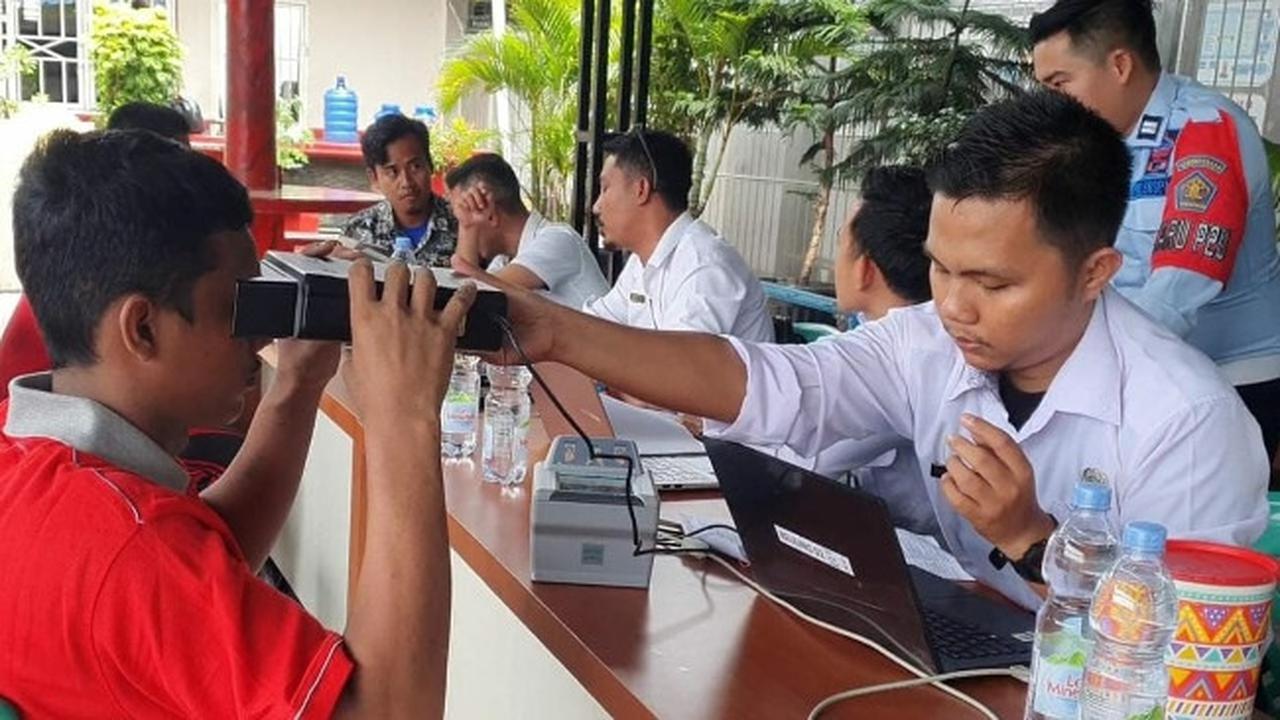 Petugas merekam data narapidana untuk pembuatan KTP elektronik agar terdaftar sebagai pemilih Pemilu 2024.