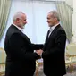 Pemimpin politik Hamas Ismail Haniyeh bertemu dengan Presiden Iran Masoud Pezeshkian beberapa jam sebelum kematiannya pada Rabu (31/7/2024). (Dok.&nbsp;Iranian Presidency Office via AP)