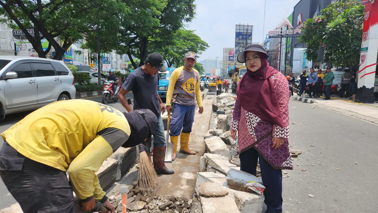 Kepala DPUPR Kota Depok, Citra Indah Yulianty saat melakukan pembongkaran pembatas ruas Jalan Raya Margonda, Depok. (Liputan6.com/Dicky Agung Prihanto)