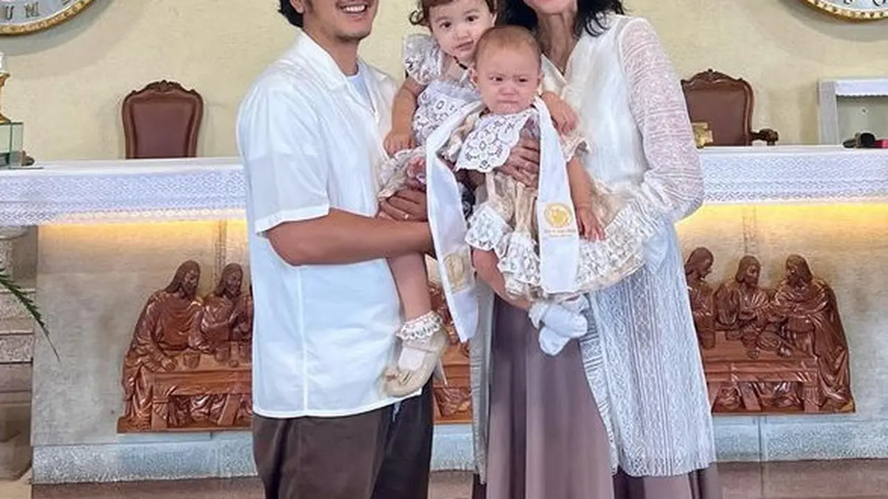 Dimas Anggara dan Nadine Chandrawinata Saat Pembaptisan Anak Keduanya