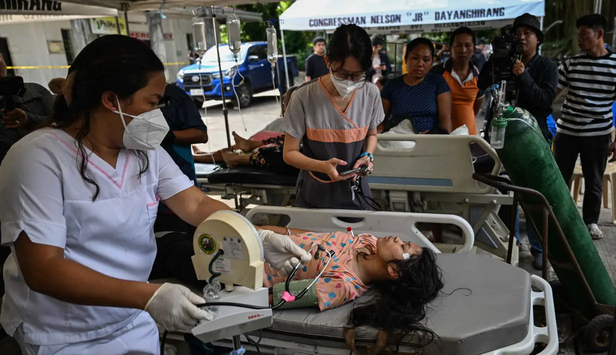 Setidaknya 250 pasien dievakuasi dari sebuah rumah sakit yang rusak di Manay, Provinsi Davao Oriental, Filipina pada Sabtu 11 Oktober 2025. (Jam STA ROSA/AFP)