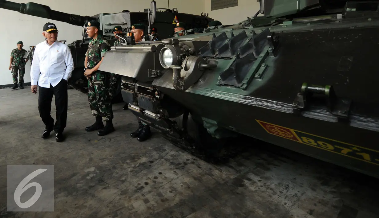 Menteri Pertahanan RI, Ryamizard Ryacudu (baju putih) memeriksa kondisi tank di Markas Yonkav I di Cijantung Jakarta, Rabu (2/9/2015). Sidak terkait inventarisir kelengkapan alutsista yang dimiliki TNI. (Liputan6.com/Helmi Fithriansyah)