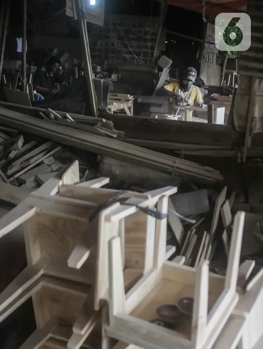 Pekerja menyelesaikan pembuatan furnitur di Jakarta, Rabu (20/11/2019). Kemenperin mencatat nilai ekspor furnitur nasional baru mencapai sekitar US$730 juta. Adapun, rata-rata ekspor pada 6 bulan pertama tahun lalu mencapai US$845 juta. (Liputan6.com/Faizal Fanani)