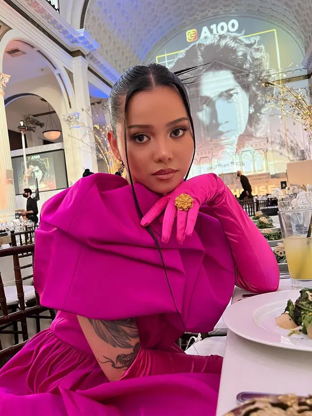 Bella Poarch (https://www.instagram.com/p/Cd4eSqErXUT/)