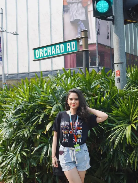 Bergaya di depan tulisan orchard road, Tissa nampak senang berlibur ke Singapura dengan mengenakan hot pants jeans dan atasan black t-shirt / (instagram/tissabiani)