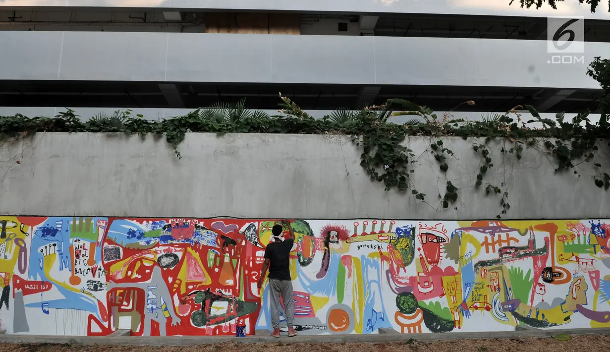 Seniman Edi Bonetski menyelesaikan mural berjudul Jakarta Metro Slowly dalam acara Project #1/Mural Cikini di Taman Plaza Teater Besar, TIM, Jakarta, Selasa (20/8/2019). Mural tersebut digelar dalam rangka menata estetika ruang publik sebagai sarana interaksi visual. (merdeka.com/Iqbal S. Nugroho)