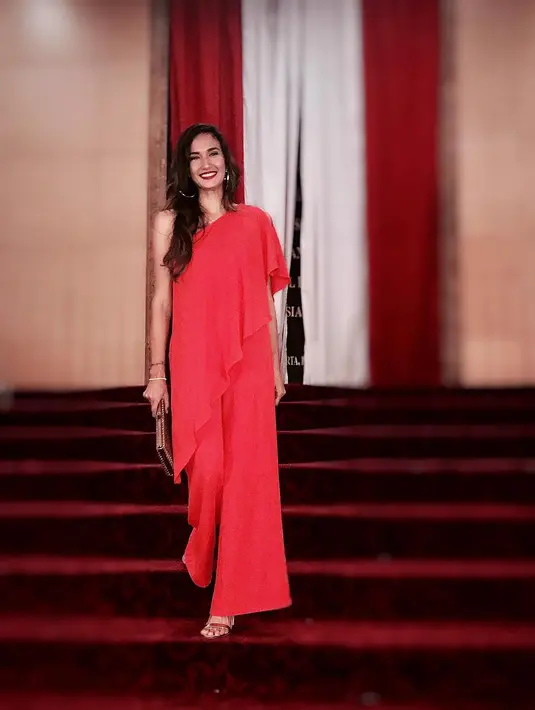 Bahkan Nadine kerap tampil tomboi dan wajahnya yang tak memakai makeup. (foto: instagram.com/nadinelist)