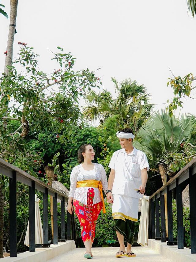 7 Potret Lucky Perdana dan Lidi Brugman Tampil Kompak dengan Busana Khas Bali