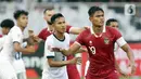 Kapten timnas Indonesia, Fachruddin Wahyudi A (kanan) saat laga kualifikasi Grup A Piala AFF 2022 melawan Kamboja di Stadion Utama Gelora Bung Karno, Jakarta, Jumat (23/12/2022). Indonesia unggul 2-1 atas Kamboja. (Liputan6.com/Helmi Fithriansyah)