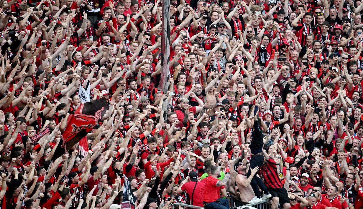 Pelatih Bayer Leverkusen, Xabi Alonso, merayakan gelar juara Bundesliga 2024 bersama suporter di BayArena, Sabtu (18/5/2024). (AFP/Sascha Schuermann)