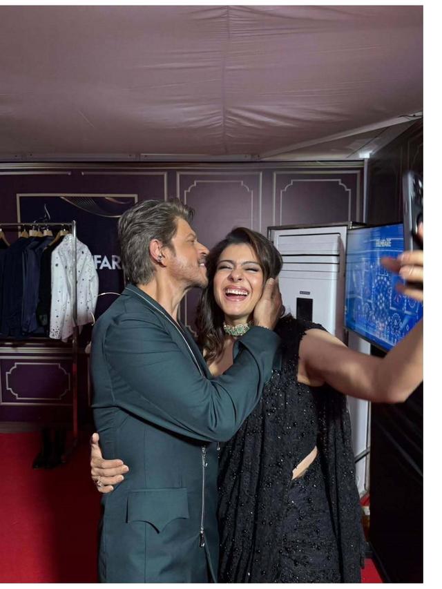 Potret Kajol Beri Pesan Manis di Ultah Shah Rukh Khan ke-60, Memukau Pakai Sari Hitam