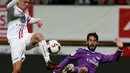 Pemain Real Madrid, Isco, berebut bola dengan pemain Cultural Leonesa, Julen Colinas (kiri), pada leg pertama babak 32 besar Copa del Rey di Reino de Leon, Leon, Rabu (26/10/2016). (AFP/Cesar Manso)