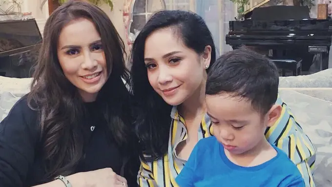 [Bintang] Intip Duet Menyentuh Nagita Slavina dan Momo Geisha