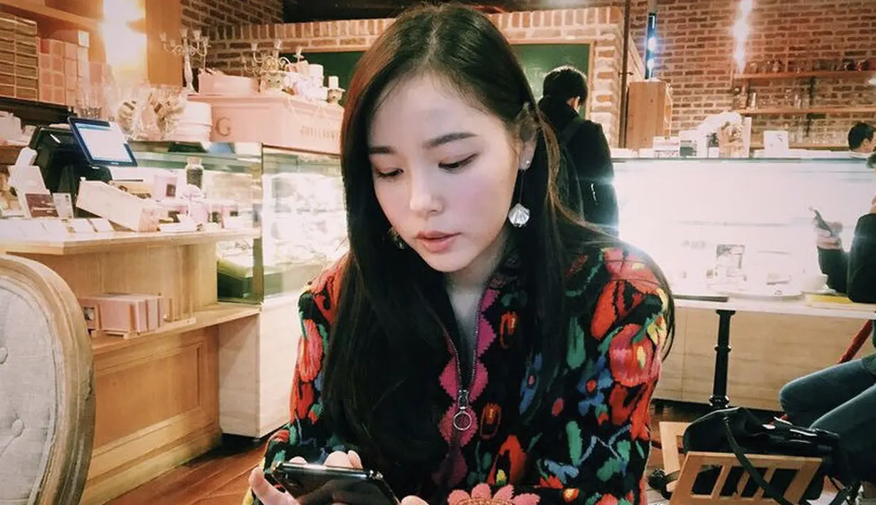 Bomber jacket motif bunga juga sangat cantik dikenakan Min Hyo Rin, ia juga menggunakan anting degan model bunga putih. Instagram @hyorin_min