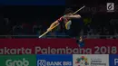 Atlet Wushu Indonesia Hulaefi Achmad beraksi pada laga final Men's Daoshu dan Gunshu Asian Games 2018 di JIexpo,Hall B, Kemayoran, Jakarta, Selasa (21/8). Achmad berhasil meraih perunggu dan sukses merebut total 19,41 poin. (Merdeka.com/Imam Buhori)