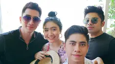 Febby Rastanty berpose dengan keluarga Verrell Bramasta saat berlibur bersama ke Bali. Usia Verrell dan Febby hanya berbeda 7 bulan saja. (Liputan6.com/IG/@athallanaufal7)
