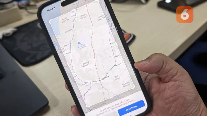 <p>Dowload Apple Maps sehingga bisa dipakai secara offline. (Liputan6.com/ Yuslianson)</p>