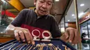 Seorang pedagang perhiasan emas bersiap untuk berbisnis di pusat perdagangan emas di Jakarta pada Jumat 29 Mei 2026. (BAY ISMOYO/AFP)