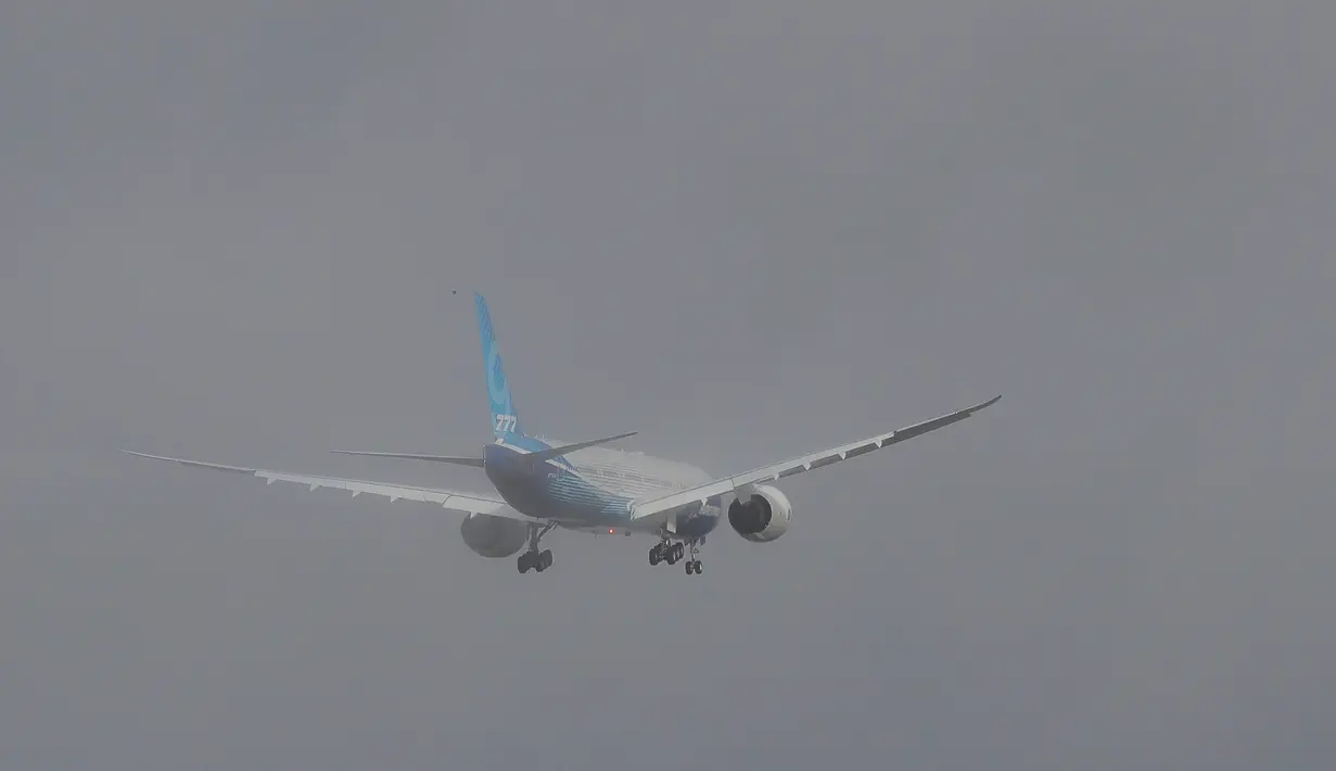 Sebuah pesawat Boeing 777X menghilang ke awan setelah lepas landas pada penerbangan pertamanya di Paine Field, Everett di Washington, Sabtu (25/1/2020). Ini merupakan sebuah langkah maju bagi perusahaan yang prospeknya lebih luas tetap tertutup oleh krisis 737 MAX. (AP/Ted S. Warren)