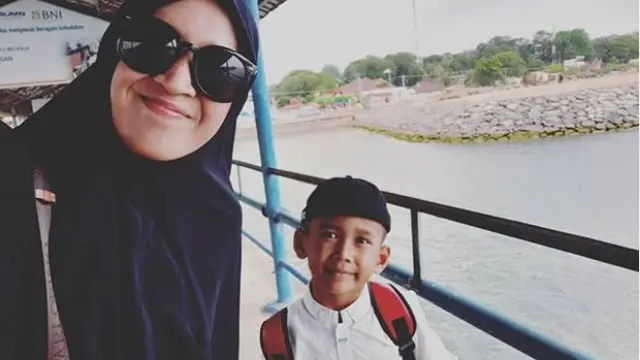 Mantan istri UAS, Mellya Juniarti bersama putranya (Foto: Instagram/@mizyanhadziq)