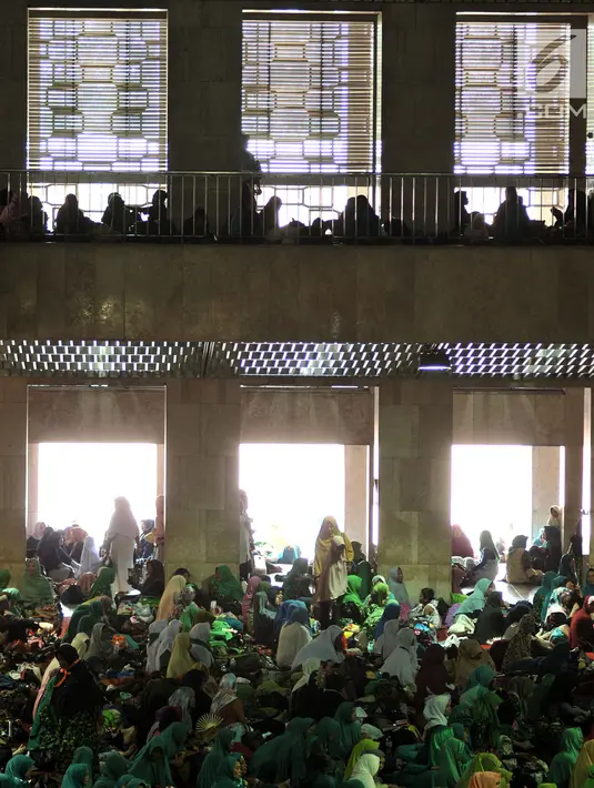 Suasana acara Silaturahim dan Pengajian Kaum Syarikat Islam di Masjid Istiqlal, Jakarta, Minggu (21/10). Acara yang dihadiri oleh ribuan anggota dari berbagai daerah ini dalam rangka Tasyakur Milad ke-113 Syarikat Islam. (Merdeka.com/Iqbal S Nugroho)