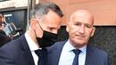 Sehari setelahnya, Ryan Giggs muncul dari kantor polisi. Dia dibebaskan setelah ada jaminan. Sebelum dibebaskan, Giggs diperiksa selama 20 menit oleh pihak Kepolisian Greater Manchester. (Foto: AFP/Paul Ellis)