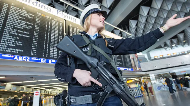 Petugas keamanan dikerahkan untuk berjaga di Bandara Internasional Stuttgart, setelah muncul ancaman serangan teror (AFP)