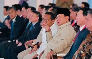 Presiden Prabowo Subianto dan Menteri ESDM Bahlil Lahadalia dalam pabrik petrokimia Lotte Chemical Indonesia (LCI) di Cilegon, Kamis (6/11). Foto: BPMI Setpres RI