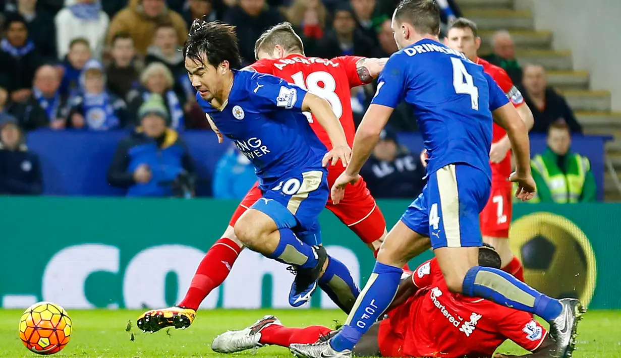 Penyerang Leicester City, Shinji Okazaki berusaha melewati bek Liverpool, Mamadou Sakho pada lanjutan liga Inggris di King Power Stadium, Leicester, (3/2/2016). Leicester menang atas Liverpool dengan skor 2-0. (Reuters/Darren Staples)