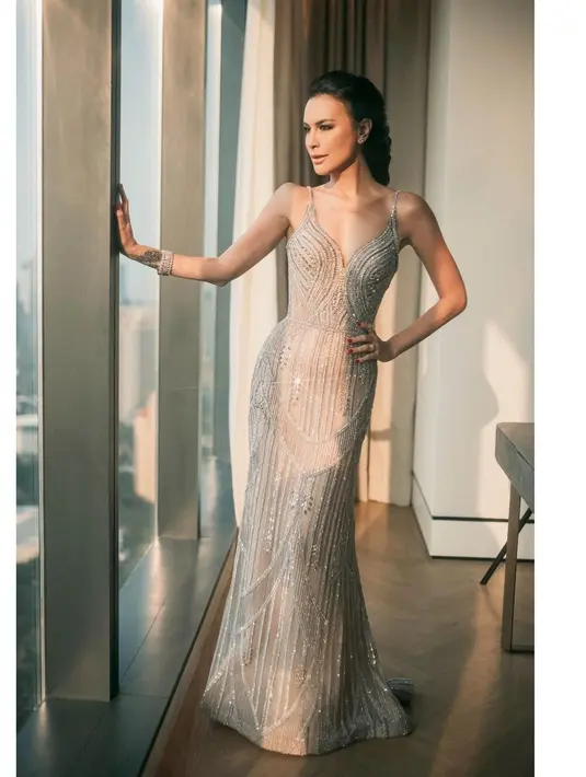 Gaun payet silver yang membentuk ilusi naked dress ini juga ditaklukkan Sophia saat ia mengantarkan Eva Celia ke pelaminan. (Foto: Instgaram @sophialatjuba)