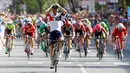 Ekspresi pebalap Jerman, Roger Kluge, saat memenangi Etape 17 Giro d'Italia dari Molveno menuju Cassano d'Adda, (25/5/2016). (AFP/Luk Benies)