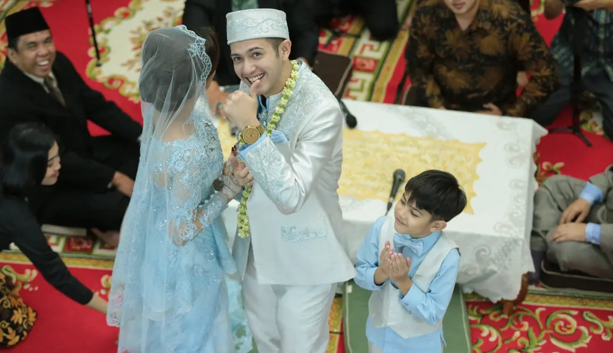 Para selebriti terlihat menghadiri acara resepsi pernikahan keduanya. Tapi, tidak tampak mantan istrinya, Risty Tagor. Ibu dua anak yang memiliki seorang anak dari pernikahannya dengan Rifky itu tidak tampak hadir. (Adrian Putra/Bintang.com)
