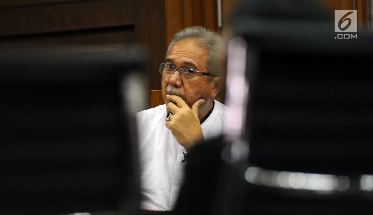 Terdakwa dugaan korupsi pembangunan rumah sakit Universitas Udayana dan Wisma Atlet, Sumsel, Dudung Purwadi saat sidang lanjutan di Pengadilan Tipikor, Jakarta, Rabu (9/8). Sidang mendengar keterangan saksi. (Liputan6.com/Helmi Fithriansyah)