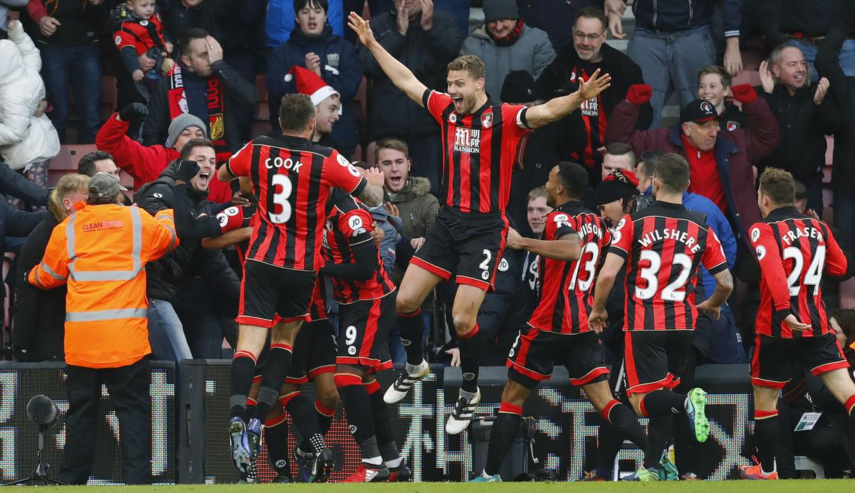 Pemain Bournemouth, Nathan Ake merayakan golnya ke gawang Liverpool pada laga Premier League di Vitality Stadium, (04/12/2016). AFC Bournemouth menang 4-3. (Reuters/Eddie Keogh)