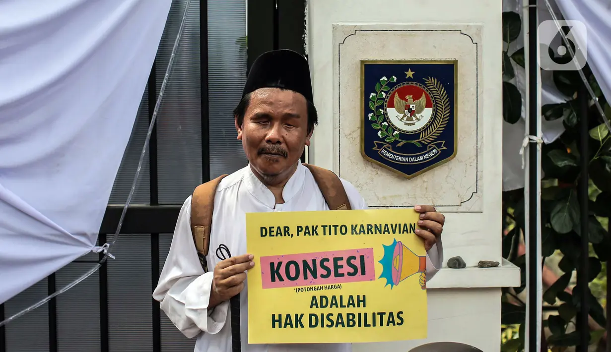 Seorang disabilitas yang tergabung dalam Koalisi Organisasi Penyandang Disabilitas DKI Jakarta menggelar aksi di depan Kementerian Dalam Negeri (Kemendagri), Jakarta, Jumat (2/9/2022). Mereka mendesak Kemendagri memperbaiki substansi Raperda DKI Jakarta tentang Disabilitas. (Liputan6.com/Faizal Fanani)