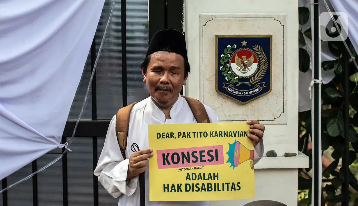 Seorang disabilitas yang tergabung dalam Koalisi Organisasi Penyandang Disabilitas DKI Jakarta menggelar aksi di depan Kementerian Dalam Negeri (Kemendagri), Jakarta, Jumat (2/9/2022). Mereka mendesak Kemendagri memperbaiki substansi Raperda DKI Jakarta tentang Disabilitas. (Liputan6.com/Faizal Fanani)