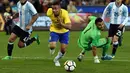 Penyerang Brasil, Gabriel Jesus berusaha mengejar bola usai melewati kiper Argentina, Sergio Romero saat pertandingan persahabatan di MCG di Melbourne (9/6). Argentina menang atas Brasil dengan skor 1-0. (AFP Photo/Saeed Khan)