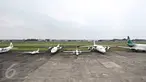 Sejumlah pesawat terbang terparkir di Bandara Pondok Cabe di Pamulang, Tangerang Selatan, Senin (22/2). Maret mendatang, maskapai Garuda Indonesia akan membuka penerbangan dari bandara milik PT Pertamina (persero) ini. (Liputan6.com/Immanuel Antonius)