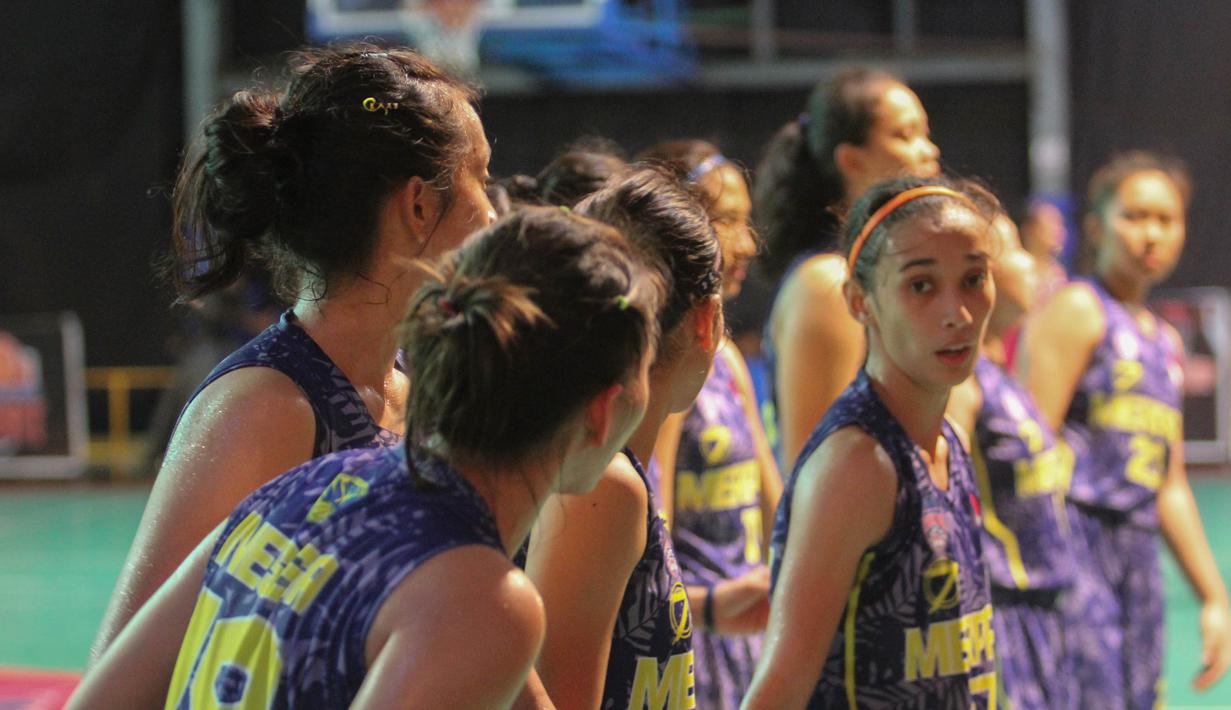 Para pebasket Merpati Bali gagal menjadi juara seri pertama Srikandi Cup 2017 di GOR Flying Wheel, Makassar, Sabtu (2/12/2017). Surabaya Fever juara setelah mengalahkan Merpati Bali 67-48. (Bola.com/Andhika Putra)