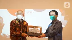 Menteri Koperasi dan UKM Teten Masduki menerima cinderamata dari Ketua Sigit P. Kumala di Galeri UMKM YDBA, Jakarta Sunter, Selasa (22/06/2021). Kunjungan MenkopUKM ke YDBA untuk memperkuat sinergi dan kerjasama yang telah terjalin.  (Liputan6.com/HO/YDBA)