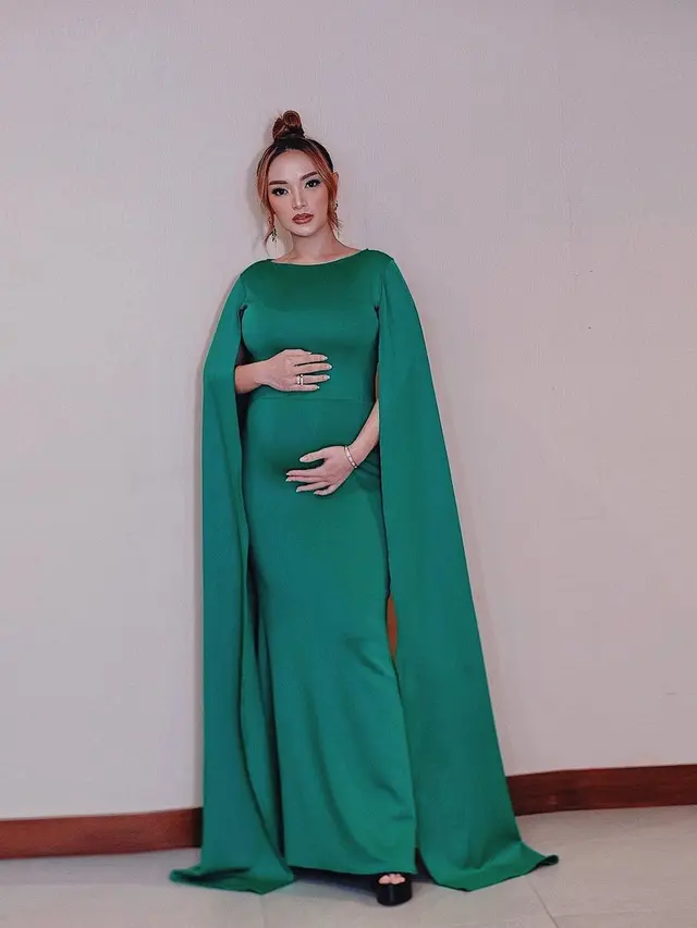 6 Potret Zaskia Gotik Pamer Baby Bump yang Makin Membesar saat Manggung